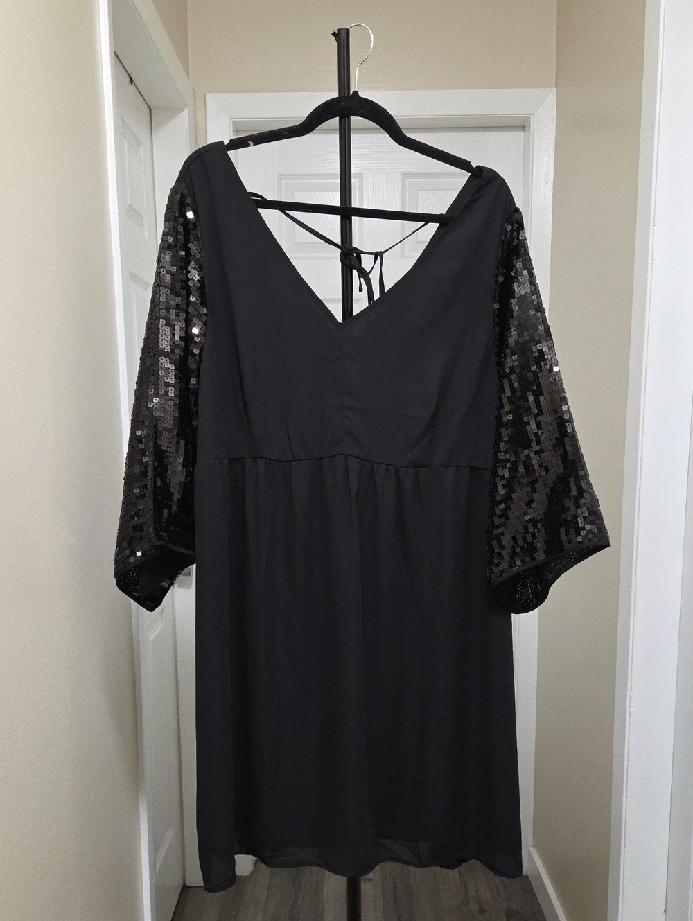 NWT Joe Fresh Black V-Neck Midi Dress Plus Size Sequin Bell Sleeves Cocktail - Picture 2 of 10
